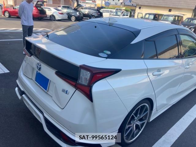 Toyota PRIUS 2019-04 8101267-8