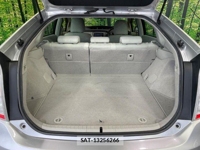 Toyota PRIUS 2014-06 8131945-10