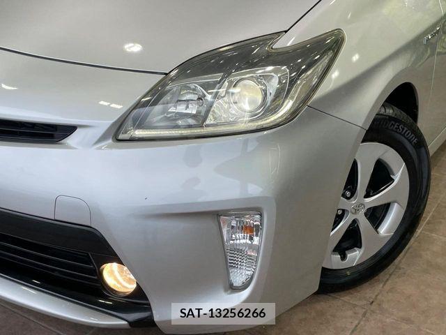 Toyota PRIUS 2014-06 8131945-11