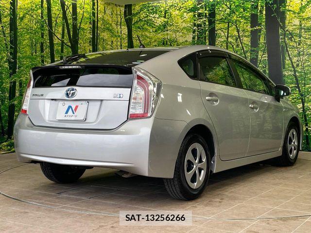 Toyota PRIUS 2014-06 8131945-16