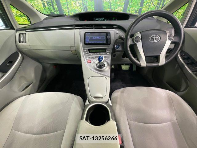 Toyota PRIUS 2014-06 8131945-1