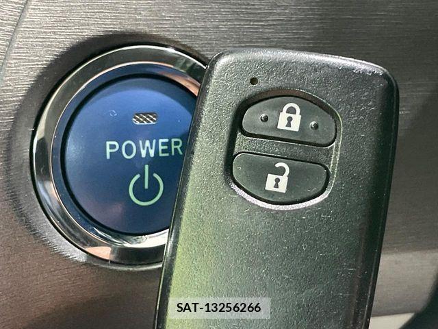 Toyota PRIUS 2014-06 8131945-5