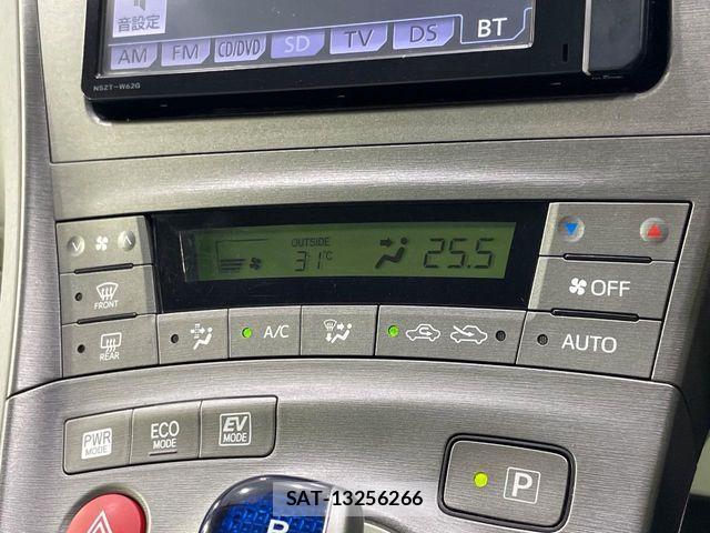 Toyota PRIUS 2014-06 8131945-6