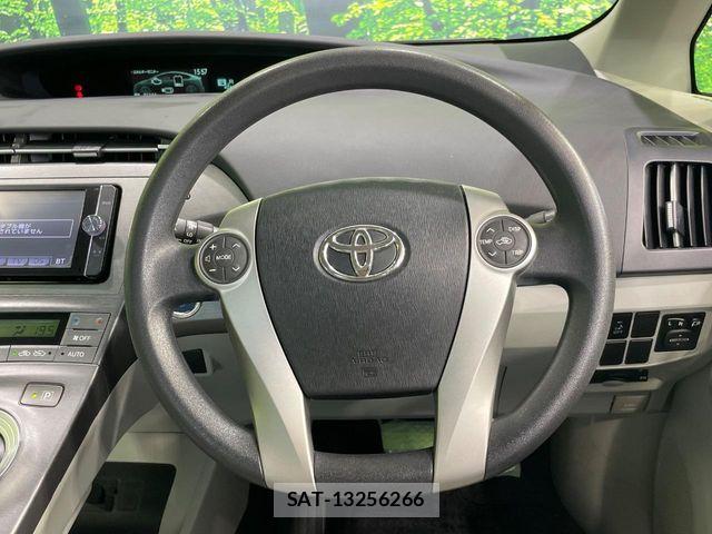 Toyota PRIUS 2014-06 8131945-7