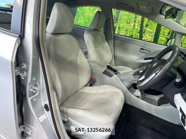 Toyota PRIUS 2014-06 8131945-8