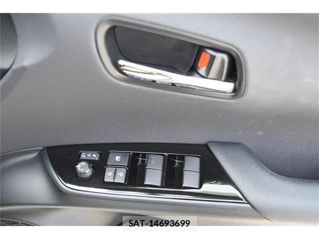 Toyota PRIUS 2022-04 8131927-26
