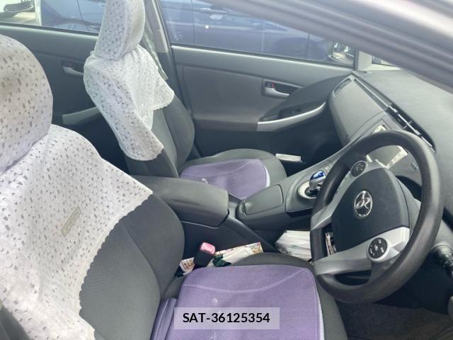 Toyota PRIUS 2010-05 8131957-12
