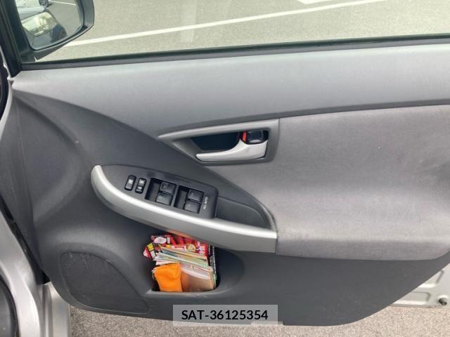Toyota PRIUS 2010-05 8131957-13