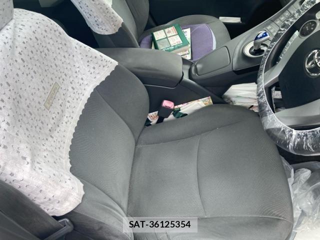 Toyota PRIUS 2010-05 8131957-15