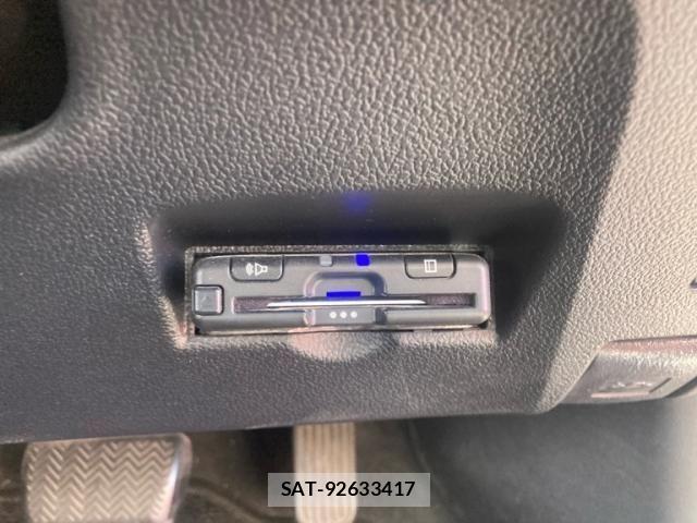Toyota PRIUS 2019-08 8131943-16