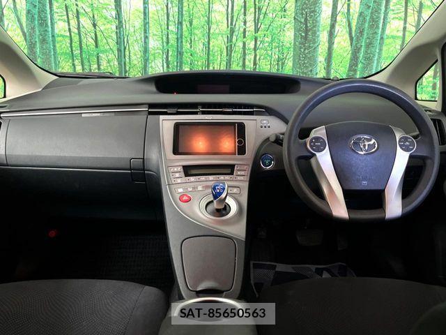 Toyota PRIUS 2013-07 8131946-1