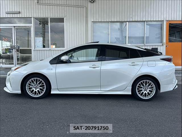 Toyota PRIUS 2017-11 8131933-2