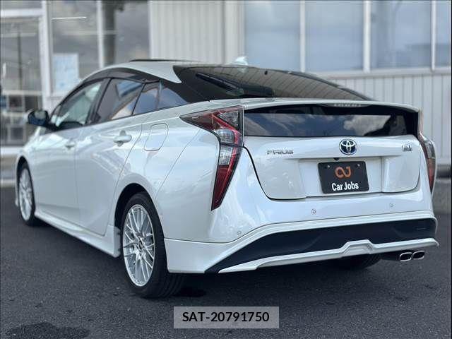 Toyota PRIUS 2017-11 8131933-3