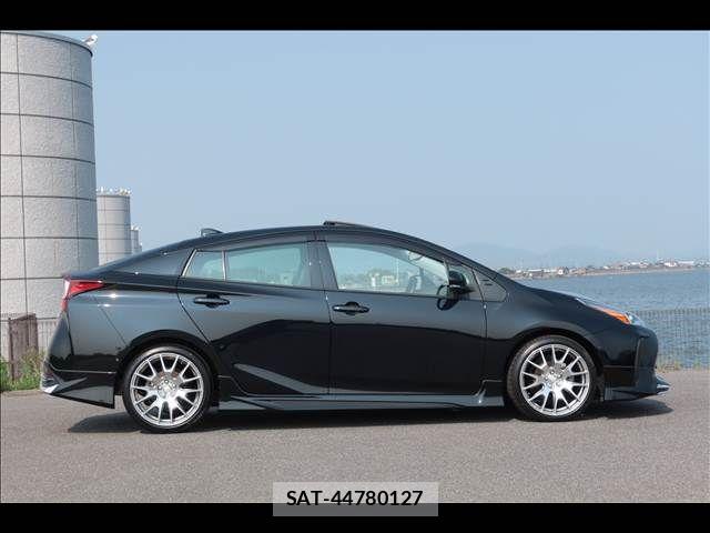 Toyota PRIUS 2021-11 8146452-6