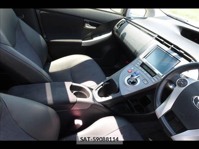 Toyota PRIUS 2013-08 8146467-11