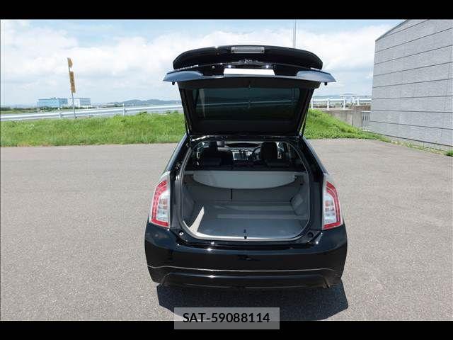 Toyota PRIUS 2013-08 8146467-19