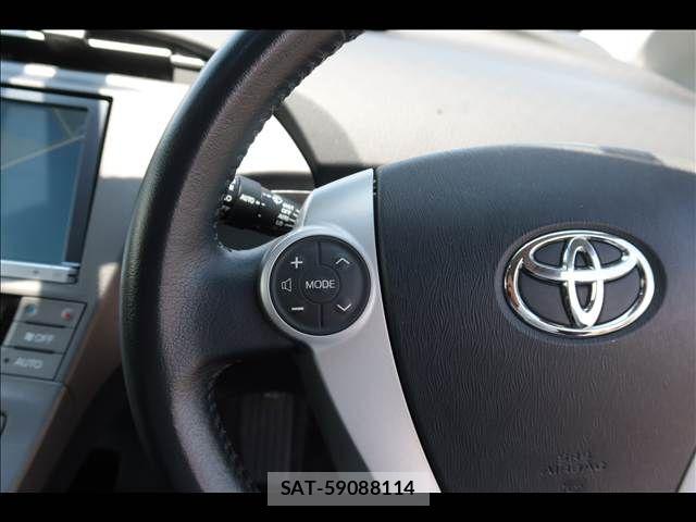 Toyota PRIUS 2013-08 8146467-27