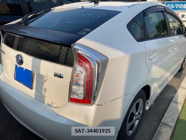 Toyota PRIUS 2012-04 8209654-1