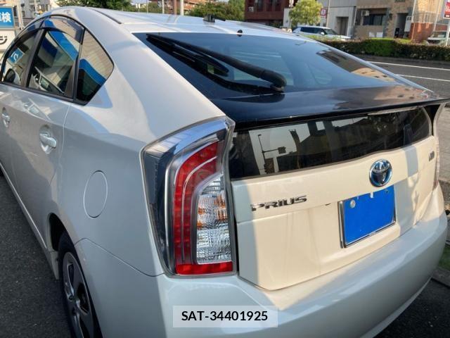 Toyota PRIUS 2012-04 8209654-3