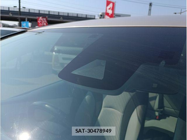 Toyota PRIUS 2019-06 8209612-13