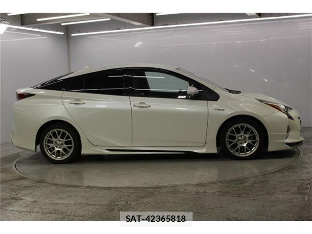 Toyota PRIUS 2016-05 8209614-3