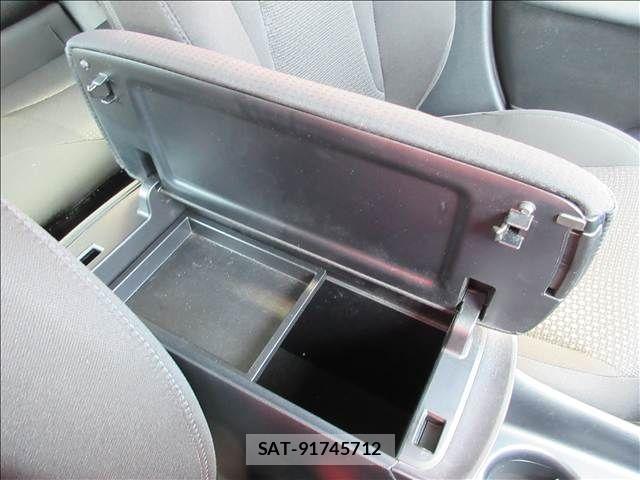 Toyota PRIUS 2019-02 8209624-17