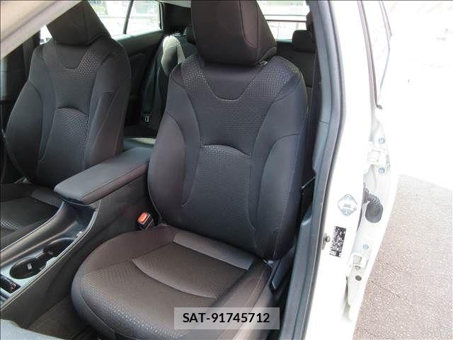 Toyota PRIUS 2019-02 8209624-22
