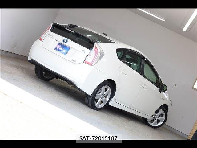 Toyota PRIUS 2013-08 8209635-11
