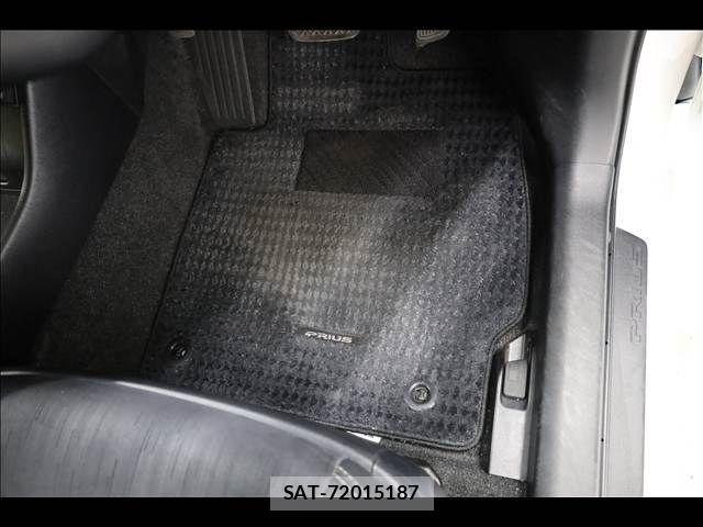 Toyota PRIUS 2013-08 8209635-16