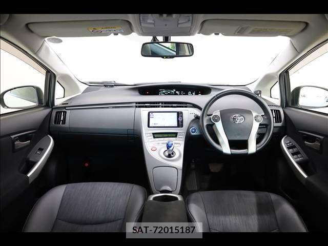 Toyota PRIUS 2013-08 8209635-2