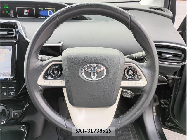 Toyota PRIUS 2017-04 8209613-9