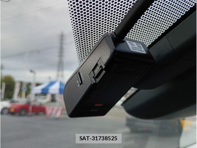Toyota PRIUS 2017-04 8209613-12