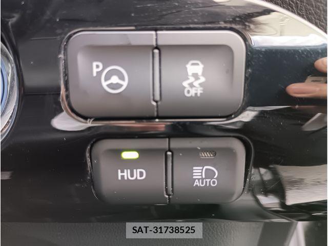 Toyota PRIUS 2017-04 8209613-14