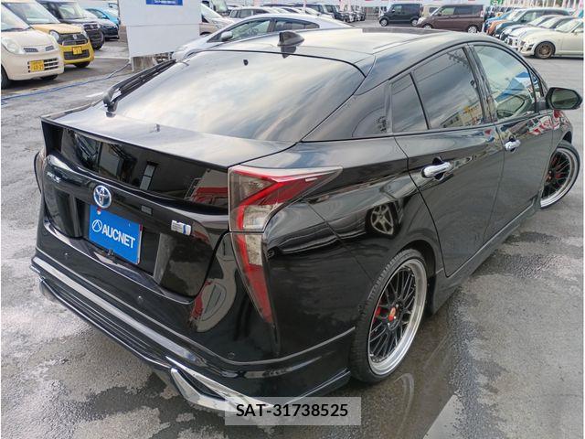 Toyota PRIUS 2017-04 8209613-1