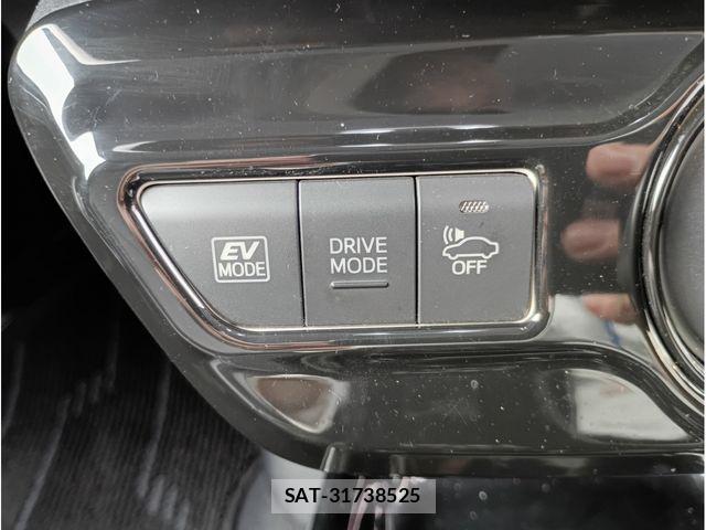 Toyota PRIUS 2017-04 8209613-6