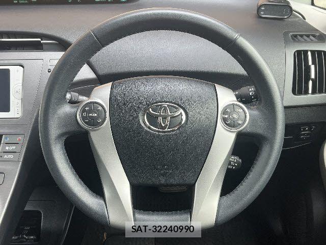 Toyota PRIUS 2014-01 8209645-13
