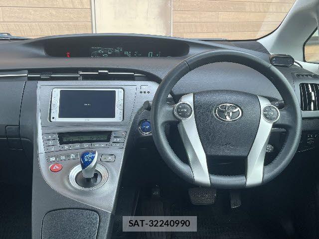 Toyota PRIUS 2014-01 8209645-1