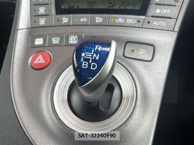 Toyota PRIUS 2014-01 8209645-19