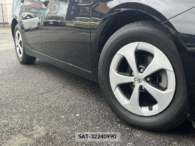 Toyota PRIUS 2014-01 8209645-26