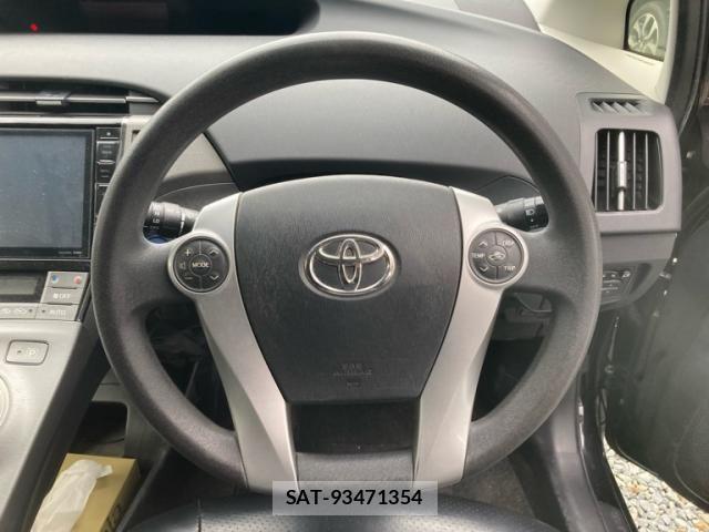 Toyota PRIUS 2014-09 8209659-10