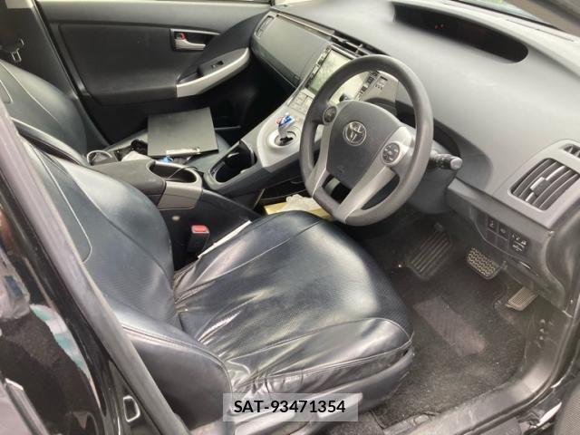 Toyota PRIUS 2014-09 8209659-8