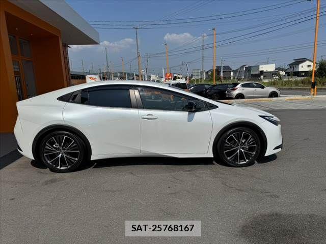 Toyota PRIUS 2023-04 8209583-10
