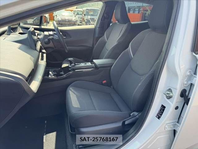 Toyota PRIUS 2023-04 8209583-17