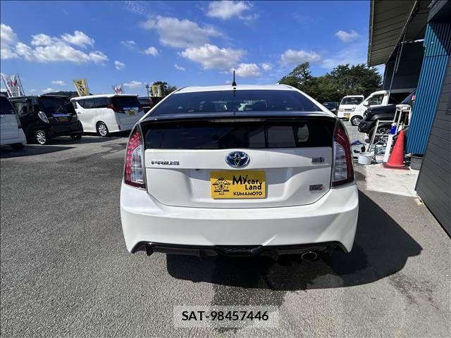 Toyota PRIUS 2015-02 8209636-11