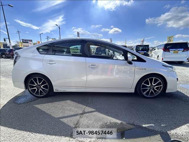 Toyota PRIUS 2015-02 8209636-12