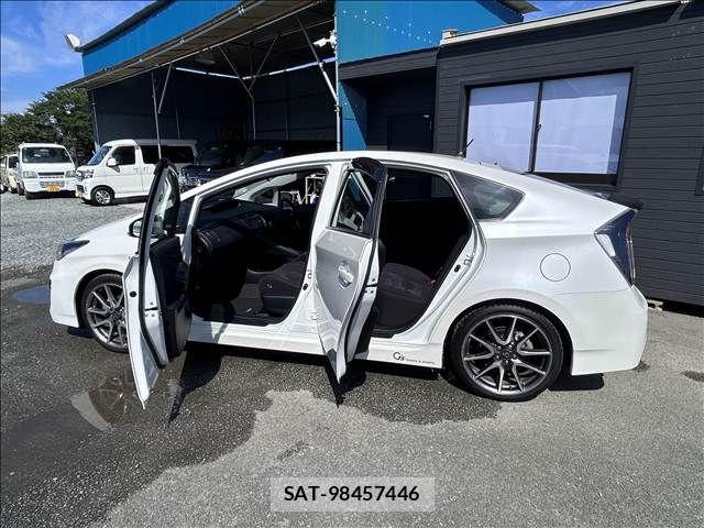 Toyota PRIUS 2015-02 8209636-13