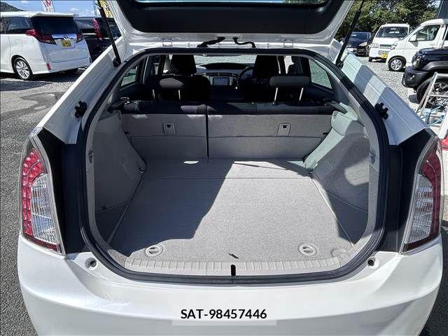 Toyota PRIUS 2015-02 8209636-14