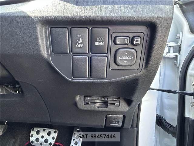 Toyota PRIUS 2015-02 8209636-17