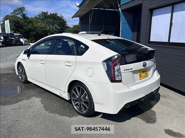 Toyota PRIUS 2015-02 8209636-1