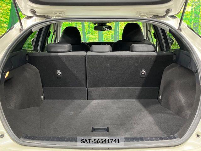 Toyota PRIUS 2017-02 8209618-9